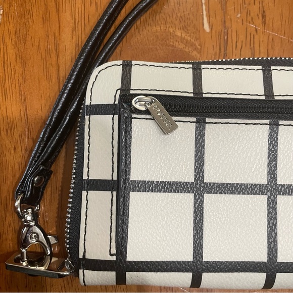 Fossil Wristlet In Black and Cream in great almost new condition! - Picture 5 of 7